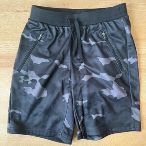 Youth Under Armor Black Camo Shorts Size YM